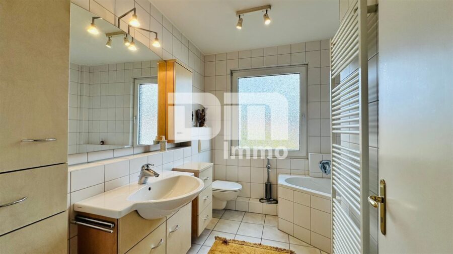 (R)eserviert!Gepflegtes Einfamilienhaus mit Terrasse, Balkon und schönem Gartenbereich - Badezimmer / Badewanne OG